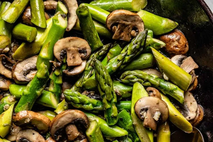 Revuelto de champiñones y espárragos